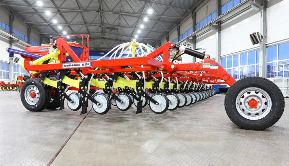 Изображение Посевной комплекс "Agrator Ancer-12200". Рабочий орган: анкер. Привод вентилятора от автономного двигателя.