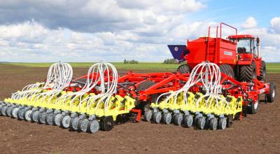 Изображение Посевной комплекс «Agrator КЗС - 8500». Рабочие органы: стрельчатые лапы, дисковые сошники. Привод вентилятора от автономного двигателя.